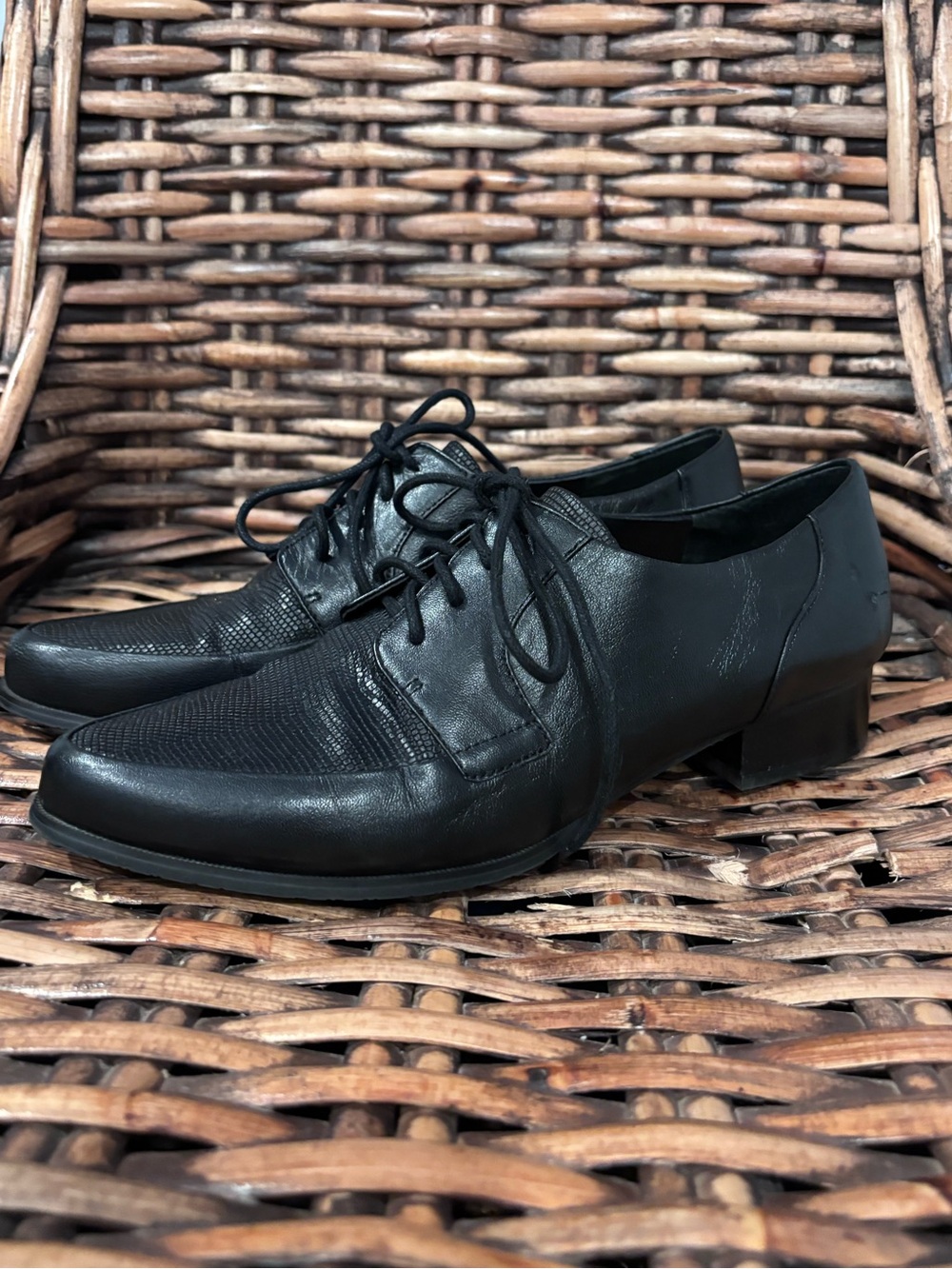 Tahara Leeza Black Leather Lace-Up Flats in size 8.5